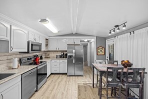 Fridge, microwave, oven, stovetop - PET FRIENDLY BOAT PARKING WHITE SAND BEACHES 30-A. BIKES, BEACH CHAIRS, UMBRELLA (Santa Rosa Beach)