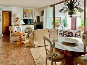 Smart TV, chimenea y libros 