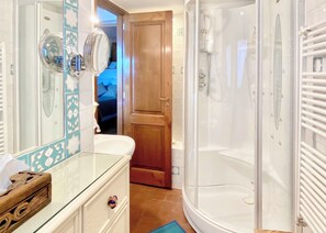 Regadera, amenidades de baño gratuitas, secadora de cabello, bidet 