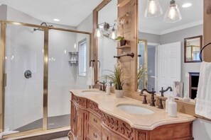 Combined shower/tub, hair dryer, towels