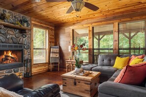 Smart TV, fireplace, books - Private Cabin with Hot Tub, Fire Pit and Large Patio (Broken Bow)