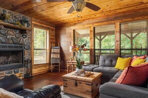 Smart-TV, Kamin, Bücher