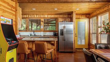 Geladeira, micro-ondas, fogão, cooktop