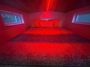 1 bedroom, bed sheets - Tiny House in the Woods, sleeps 3, full bath, linens provided, keurig & k cups (Lincoln)