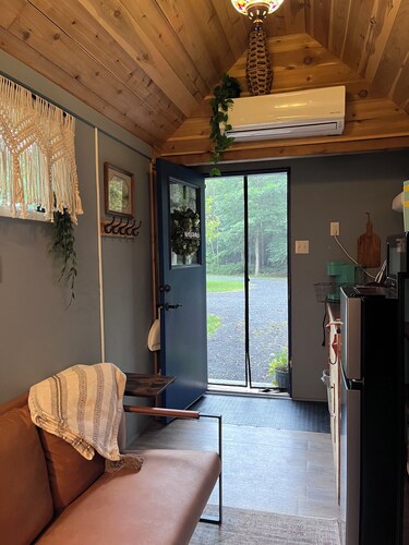 Tiny House in the Woods, sleeps 3, full bath, linens provided, keurig & k cups