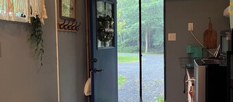 Tiny House in the Woods, sleeps 3, full bath, linens provided, keurig & k cups