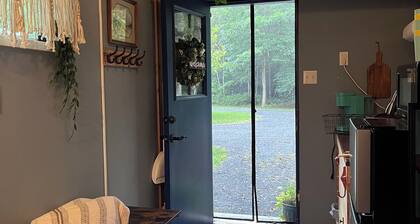 Tiny House in the Woods, sleeps 3, full bath, linens provided, keurig & k cups