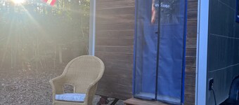 Tiny House in the Woods, sleeps 3, full bath, linens provided, keurig & k cups