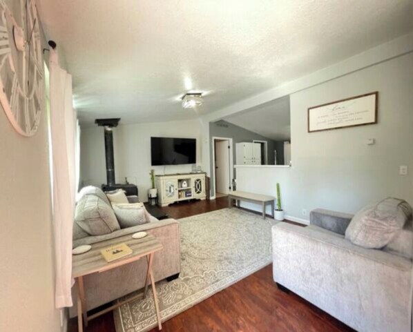 Televisión y chimenea