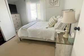 3 bedrooms, iron/ironing board, WiFi, bed sheets