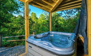 Outdoor spa tub - Lones Branch Lodge - Stunning new build! (Sevierville)