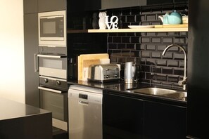 Kühlschrank, Mikrowelle, Ofen, Herdplatte