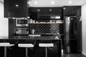 Réfrigérateur, four à micro-ondes, un four, surface de cuisson