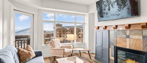 Televisie en een open haard