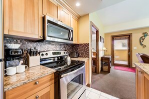 Fridge, microwave, oven, stovetop - Ski-in ski-out, Ground Floor, Hot Tub, Pool, Fireplace, Patio, Ski valet (Park City)