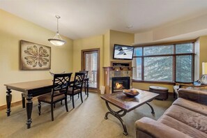 Smart-tv, eldstad och dvd-spelare