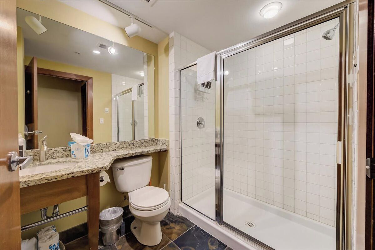 Ein Badezimmer mit Toilette, Waschbecken und Dusche.