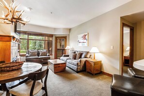 Smart-tv, eldstad och dvd-spelare