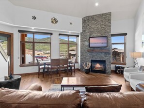 Smart TV, fireplace - Ski-in/ Ski-out, Loft, Pool, Hot Tub, Ski Valet, Fitness Room, Fire Pits (Park City)