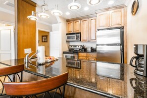 Fridge, microwave, oven, stovetop - Steps to the slopes, Wifi, Parking, Pool, Hot Tub, Sauna, Fitness Room, Sleeps 4 (Park City)