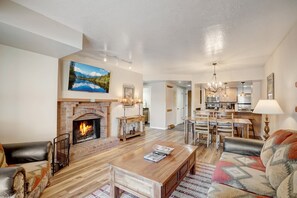 Smart TV, fireplace, DVD player - Steps to the Slopes, Pool, Hot Tub, Sauna, Fitness Room, Kitchen, Sleeps 4 (Park City)