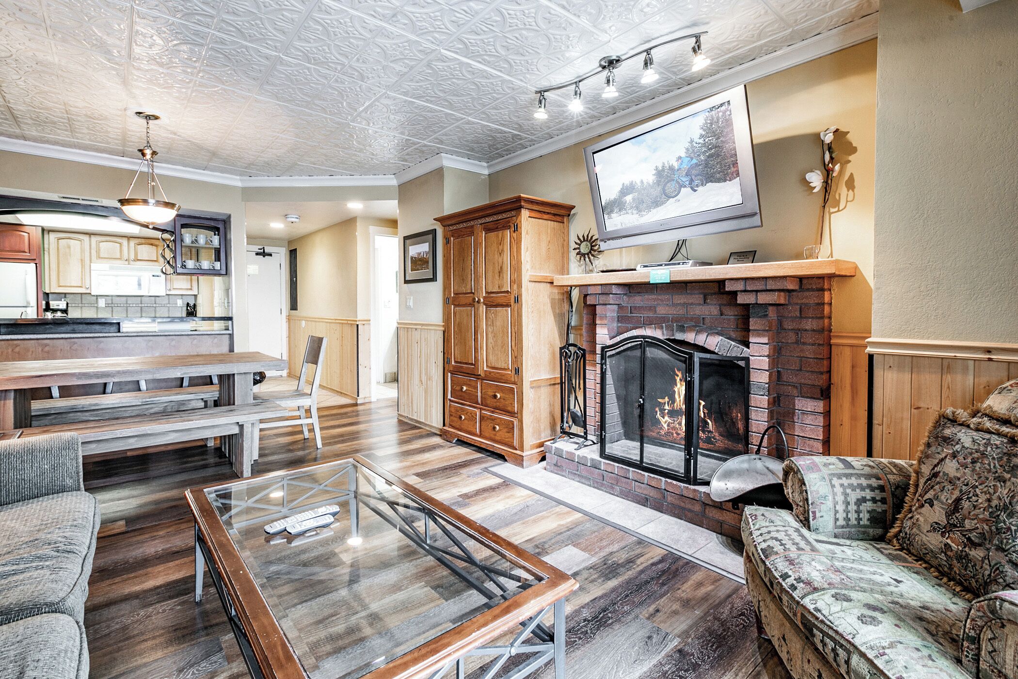 Smart TV, fireplace, DVD player