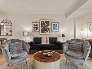 Smart TV, lareira, livros