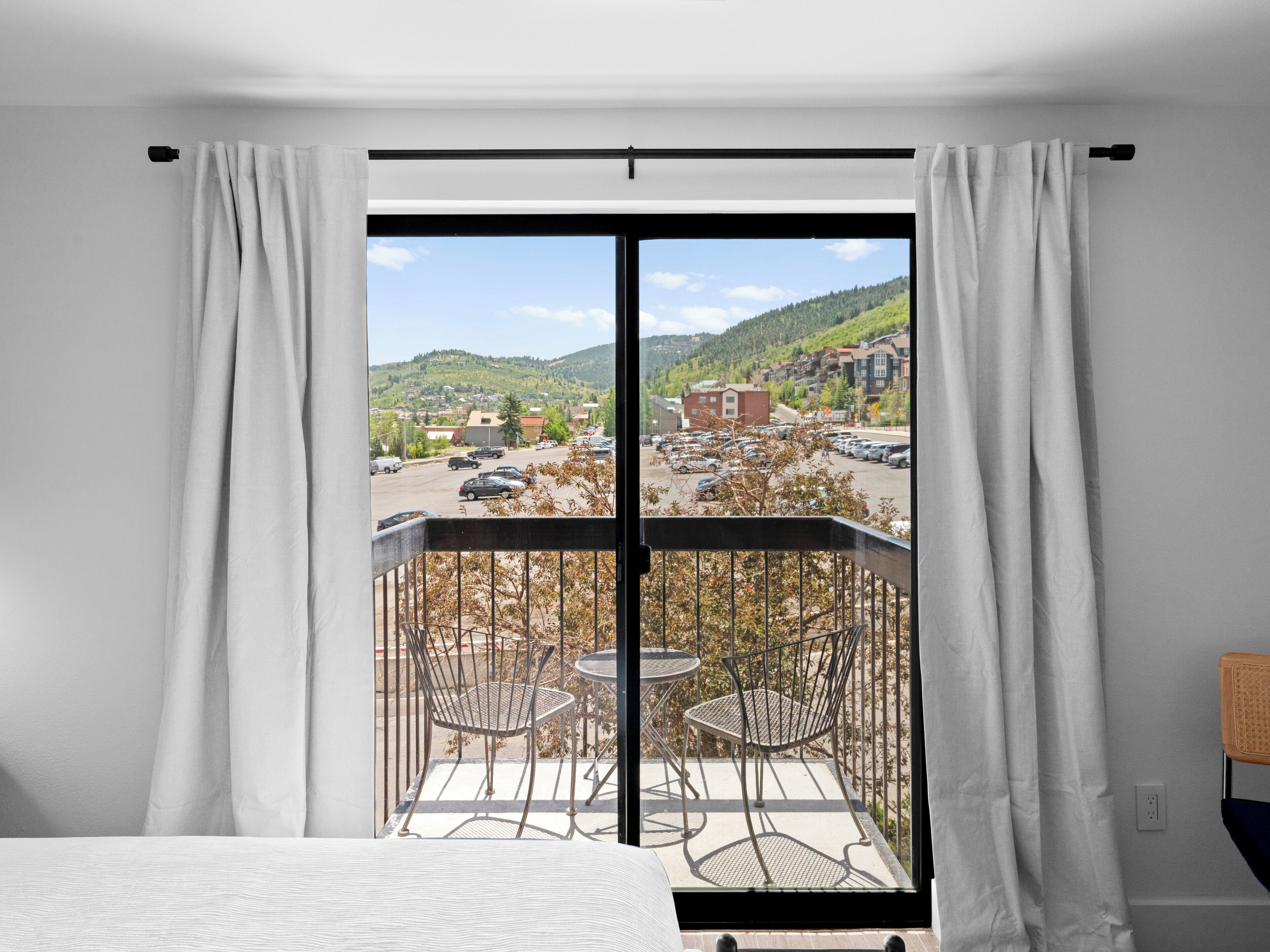 Een bureau, een strijkplank/strijkijzer, gratis wifi, beddengoed