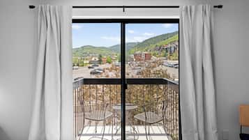 Een bureau, een strijkplank/strijkijzer, gratis wifi, beddengoed