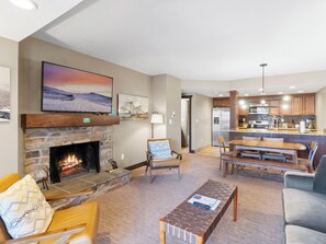 Smart-TV, Kamin, DVD-Player