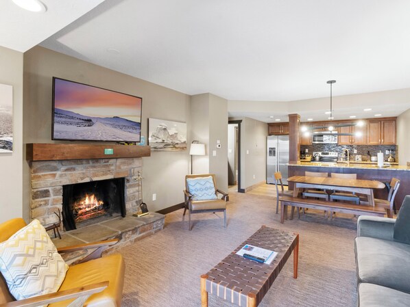 Smart TV, chimenea y reproductor de DVD 