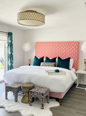 3 bedrooms, desk, iron/ironing board, travel cot - -NEW-Eclectic house Palm Springs-San Jacinto Mtn views, saltwater pool- sleeps 8 (Palm Springs)