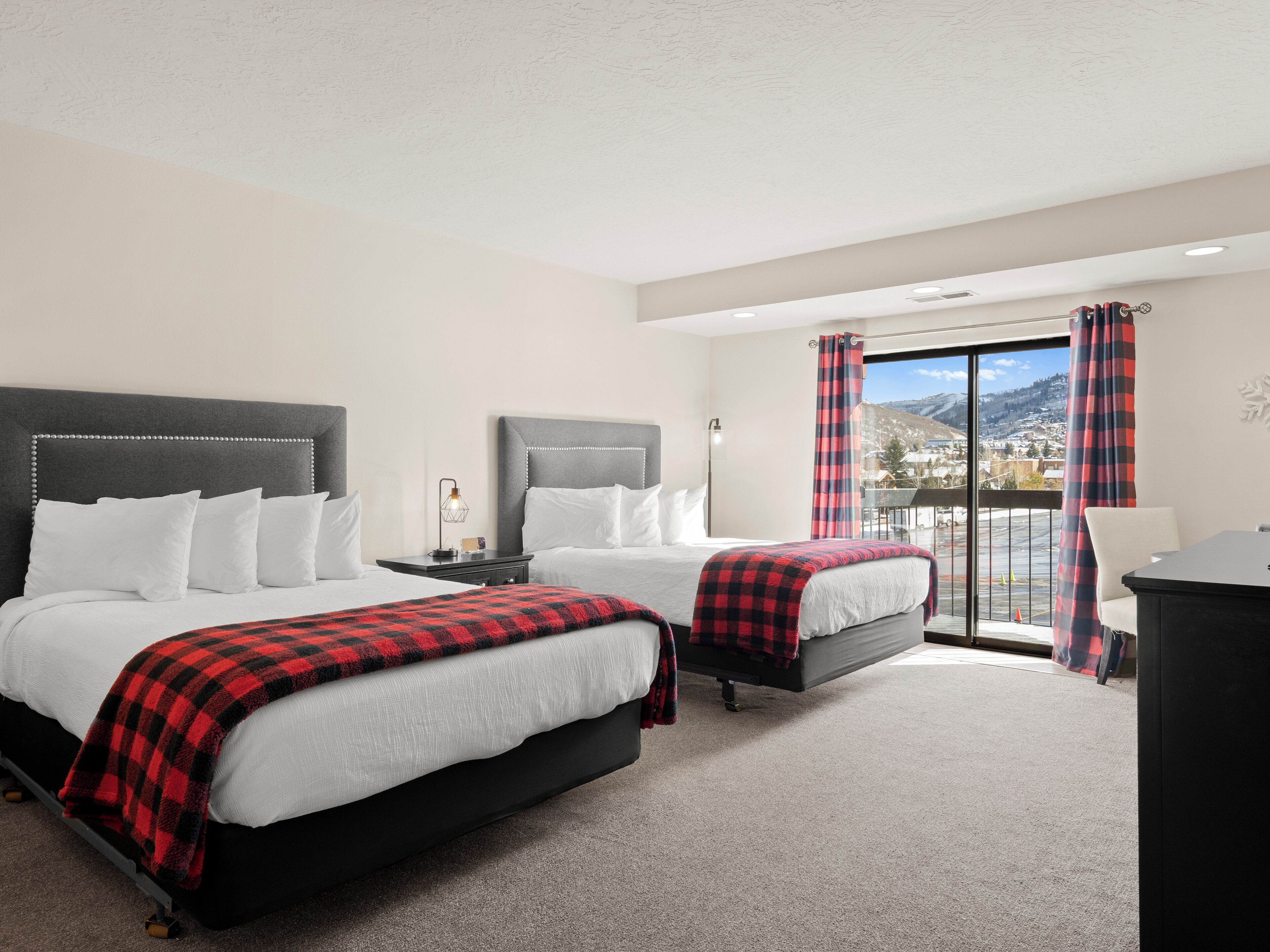 デスク、アイロン / アイロン台、WiFi (無料)、ベッドシーツ