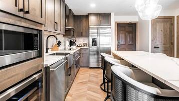 Geladeira, micro-ondas, fogão, cooktop