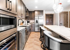 Geladeira, micro-ondas, fogão, cooktop