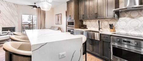 Refrigerador, microondas, horno y parrilla de estufa