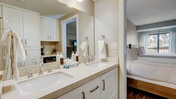 1 habitación, escritorio, tabla de planchar con plancha y wifi gratis