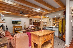 Smart-TV, peis og bøker