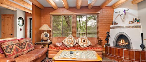 Smart-TV, Kamin, Bücher