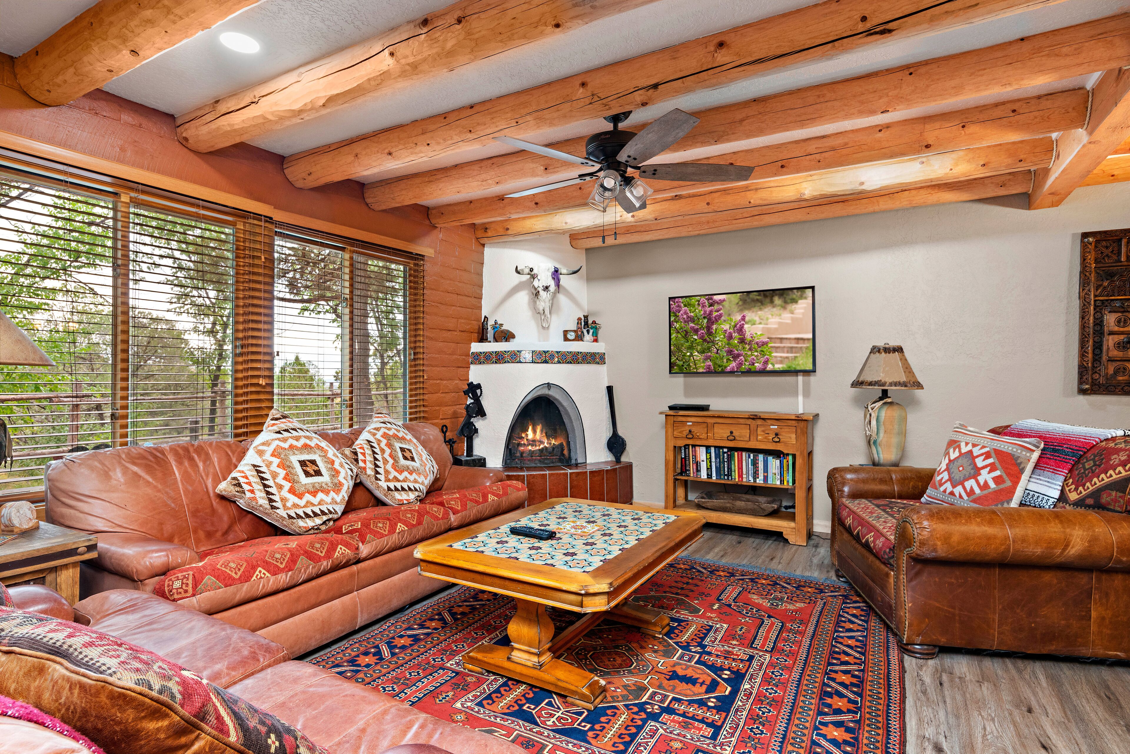 Smart-tv, eldstad och böcker