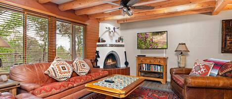 Smart-tv, eldstad och böcker