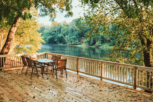 Riverfront logcabin; EVcharging, hot tub, firepit, Petfriendly Canoes, Sleeps 12