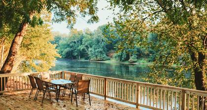 Riverfront logcabin; EVcharging, hot tub, firepit, Petfriendly Canoes, Sleeps 12