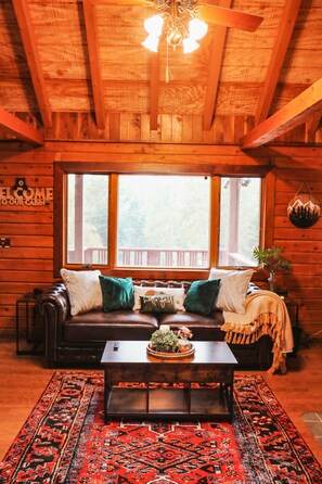 Smart TV, chimenea, futbolito y libros