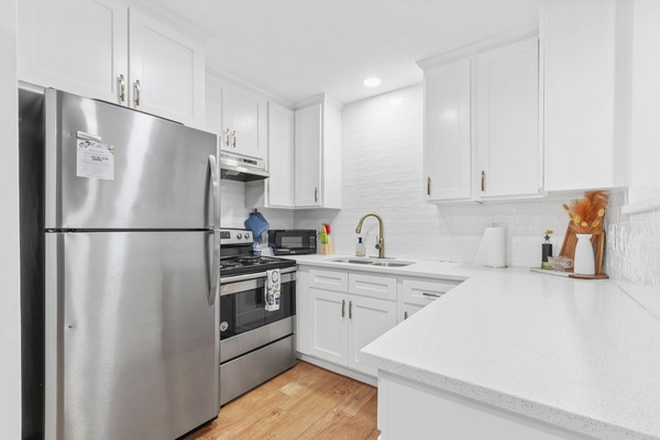 Kühlschrank, Mikrowelle, Ofen, Herdplatte