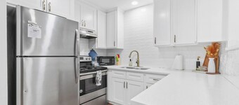 The Wildflower Townhome - Beautifully Updated and Fully Stocked - Close to A&M!
