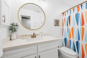 Séchoir à cheveux, serviettes fournies, savon, shampooing