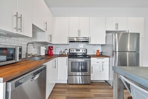 Fridge, microwave, oven, stovetop - BeltLine Gem + Walk to Breweries (Atlanta)