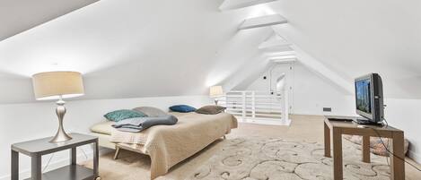 3 bedrooms, desk, iron/ironing board, WiFi