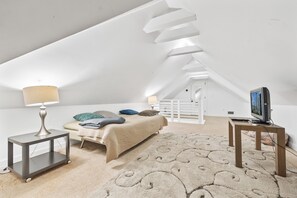 3 bedrooms, desk, iron/ironing board, WiFi